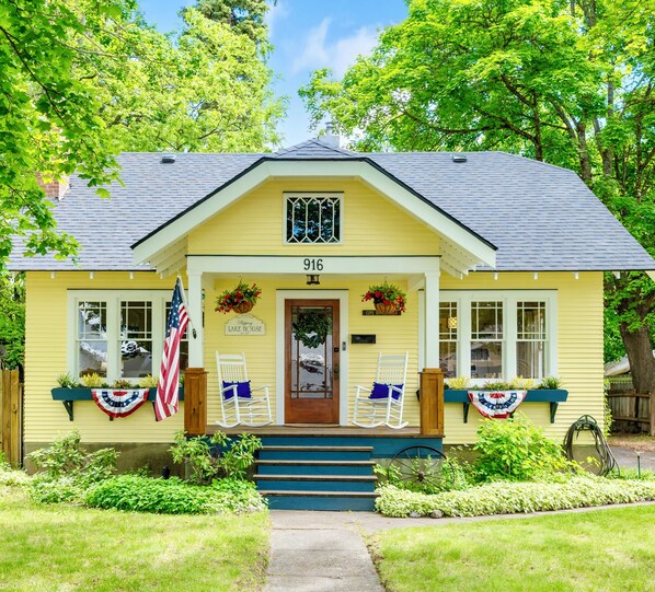 Beautiful historic craftsman home built in 1930 by G.O. Phippeny.