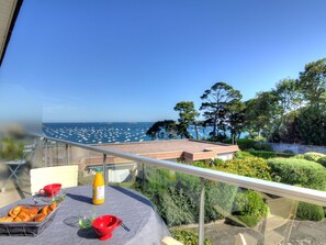 Ciel, Plante, Table, Bâtiment, Vaisselle, L'Eau, Bleu Azur, Ombre, Chaise, Mobilier De Jardin