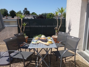 Table, Furniture, Sky, Chair, Outdoor Table, Shade, Plant, Outdoor Furniture, Tree, Flowerpot