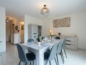 Table, Meubles, Propriété, Chaise, Bois, Éclairage, Design Intérieur, Architecture, Sol