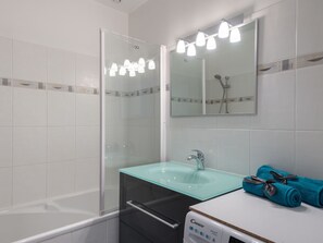 Robinet, Luminaire Plomberie, Propriété, Salle De Bains, Évier, Armoire De Toilette, Baignoire, Design Intérieur, Douche, Rectangle