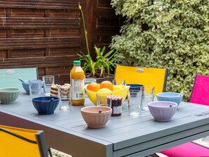 Table, Vaisselle, Aliments, Bouteille, Plante, Design Intérieur, Mobilier De Jardin, Nappe De Table, Tableau De Plein Air, Orange