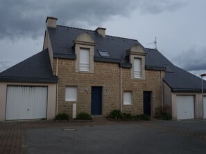 Nuage, Ciel, Bâtiment, Fenêtre, Porte, Maison, Lot Terre, Plante, Siding