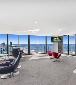 Bring your laptop to work or conduct private meetings in the exclusive residence lounge.