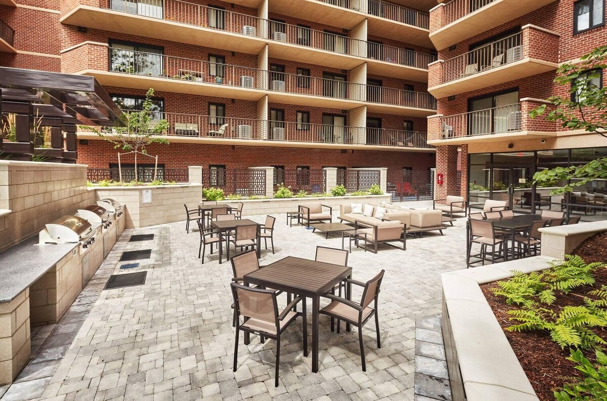 Tasteful Clarendon 2BR w/ Gym, nr Metro, Bars & Groceries, by Blueground