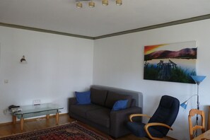 Ruhige Ferienwohnung Zinnkopf auf 52m², Wohn- und Schlafzimmer und Terrasse-Wohnzimmer mit Schlafsofa