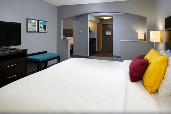 Unit with 2 Queen bed and 1 King bed. Exact unit will be assigned upon arrival. Views, colors and decor may vary.