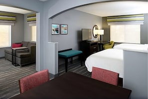 Unit with 3 Queen beds. Exact unit will be assigned upon arrival. Views, colors and decor may vary.