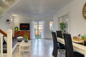 Dining&chill area w/smart TV