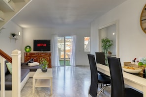 Dining&chill area w/smart TV
