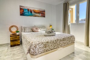 Main bedroom w/king size bed