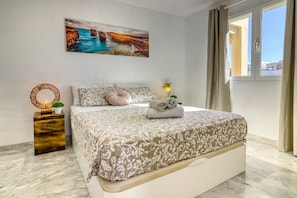 Main bedroom w/king size bed