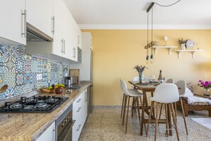 Fully equipped kitchen w/ dining area