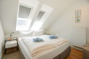 Schlafzimmer mit Dachschräge, Boxspringbett
