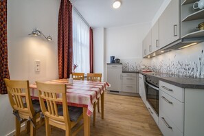 Küchenzeile mit Esstisch und Stühlen