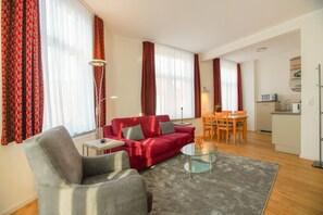 Block auf Sessel, Spfa und Küchenzeile