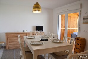 Großer klimatisierter Wohnraum mit Küche und Esszimmer