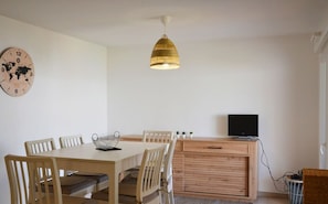 Großer klimatisierter Wohnraum mit Küche und Esszimmer