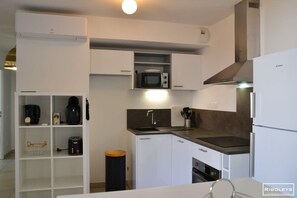 Ausgestattete Küche mit Backofen, Kühlschrank, Mikrowelle ...