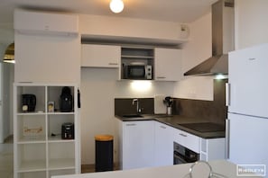 Ausgestattete Küche mit Backofen, Kühlschrank, Mikrowelle ...