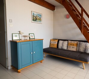 Lounge area with TV and sofa bed (120x190cm)