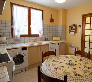 Fully equipped kitchen overlooking the garden