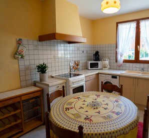 Fully equipped kitchen overlooking the garden