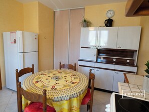 Fully equipped kitchen overlooking the garden