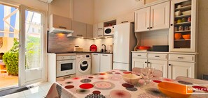 Fully equipped kitchen with oven, dishwasher and washing machine