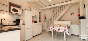 Fitted kitchen opening onto dining room