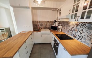 Fully equipped kitchen with dishwasher, oven, fridge ...