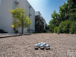 Grand jardin privé avec salons et terrain de pétanque