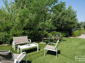 Grand jardin privé avec salons et terrain de pétanque