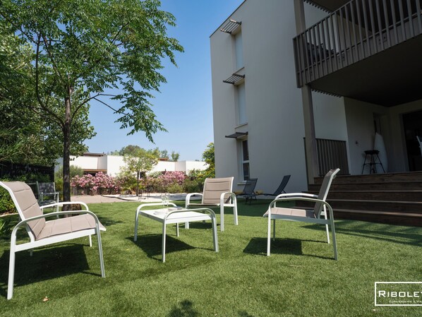Grand jardin privé avec salons et terrain de pétanque
