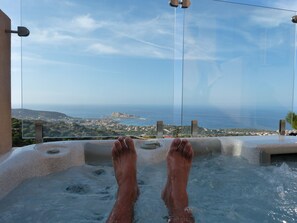 Outdoor spa tub