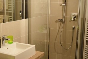 Badezimmer mit Dusche