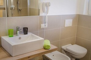Badezimmer mit Dusche