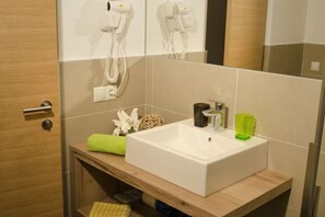 Badezimmer mit Dusche