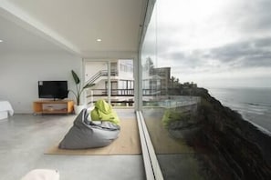 Living room and views (1)