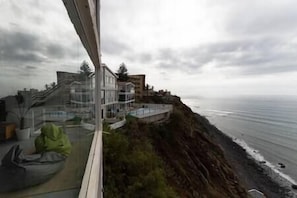 Living room and views (2)