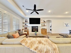 Living Room w/smart tv/gas fireplace