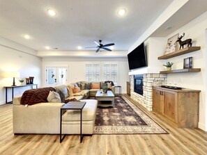 Living Room w/smart tv/gas fireplace