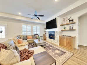 Living Room w/smart tv/gas fireplace