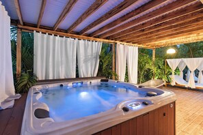 Outdoor spa tub