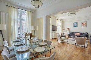 Superbe salon avec televison