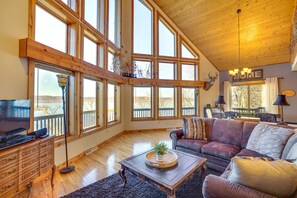 Flat-Screen TV w/ DirecTV | Fireplace