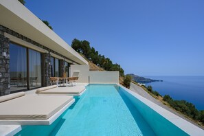 Pyrgos Exquisite villa 3 ,private pool