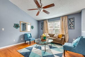 Living Room | Queen Air Mattress | Smart TV | Fireplace