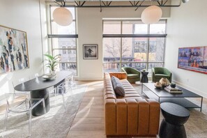 Dining Area with seating for 6