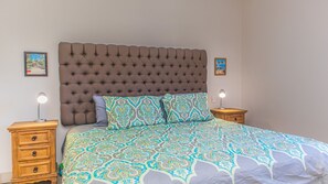 Primary Bedroom - King bed, Smart TV, Ensuite Full Bathroom